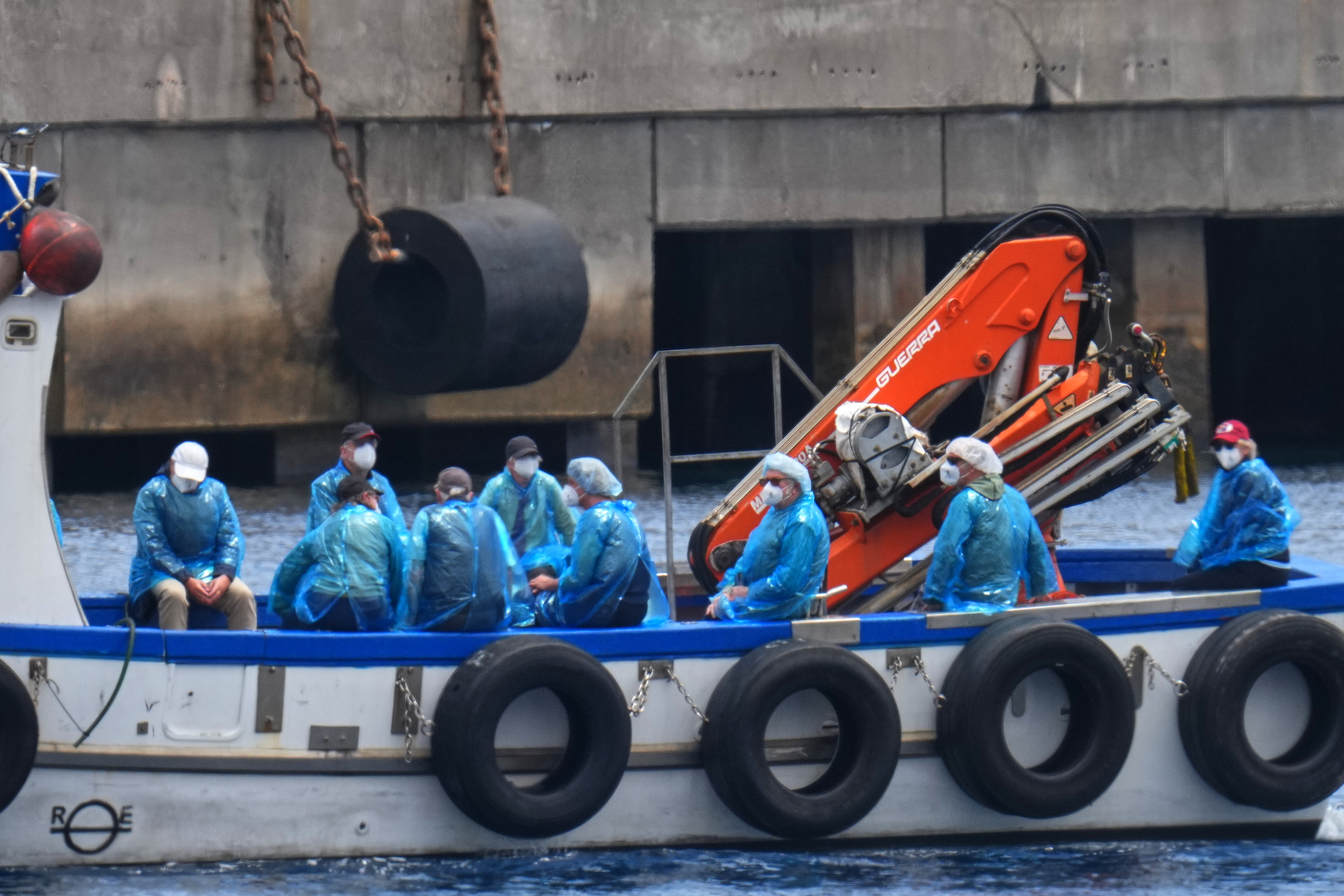 Pasajeros desembarcan del 'MV Hondius' en el puerto de Granadilla (Tenerife).