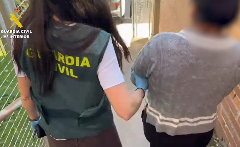 Un miembro de la organizaci�n escoltado por la Guardia Civil.