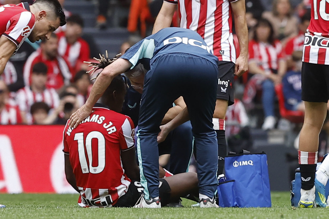 Nico Williams, atendido tras su lesi�n en el minuto 35.