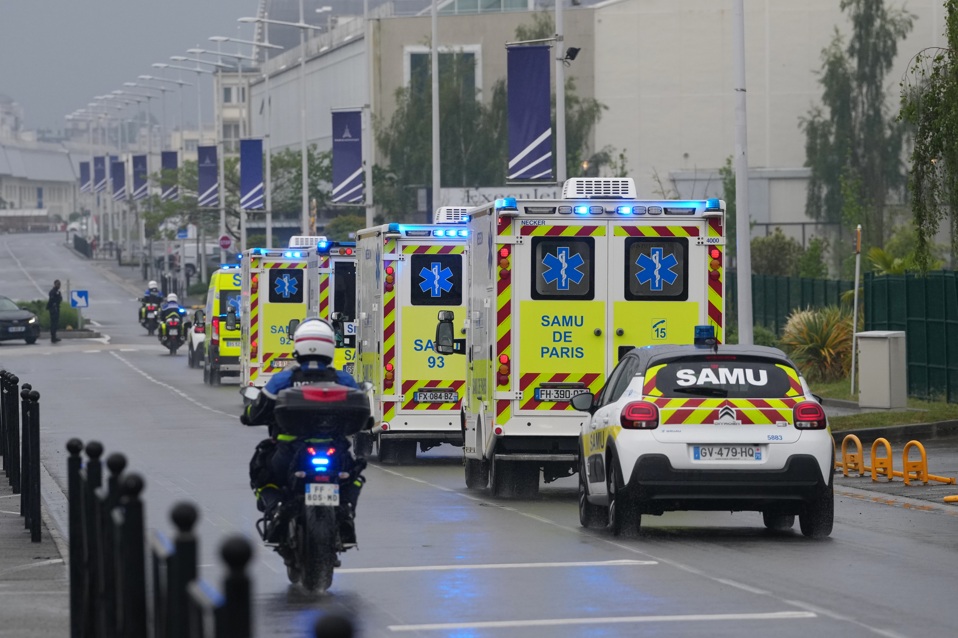 Los pasajaeros franceses del Hondius, escoltados hasta un hospital de Par�s.
