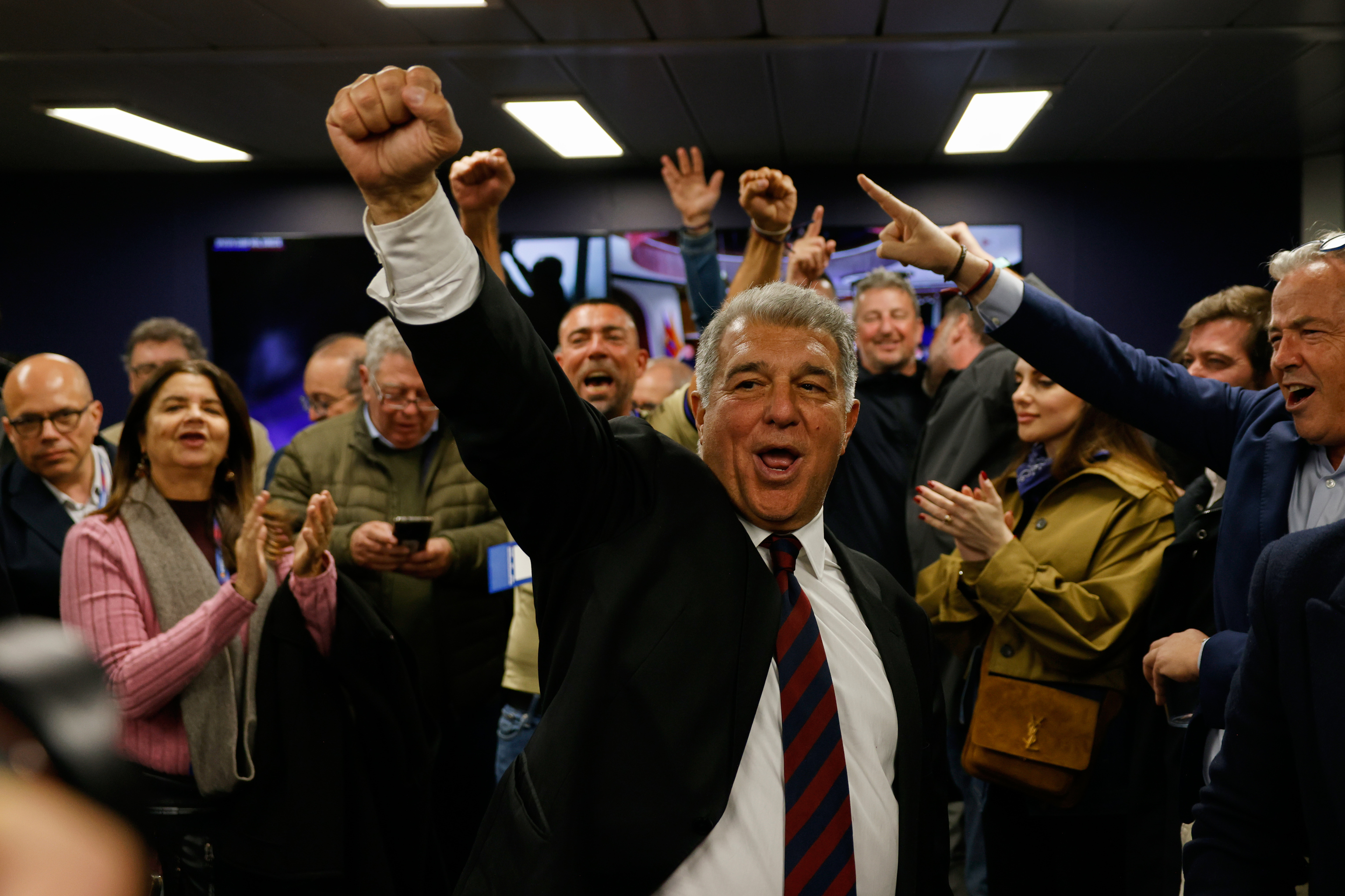 Joan Laporta, euf�rico, tras ganar las elecciones a la presidencia del Bar�a.