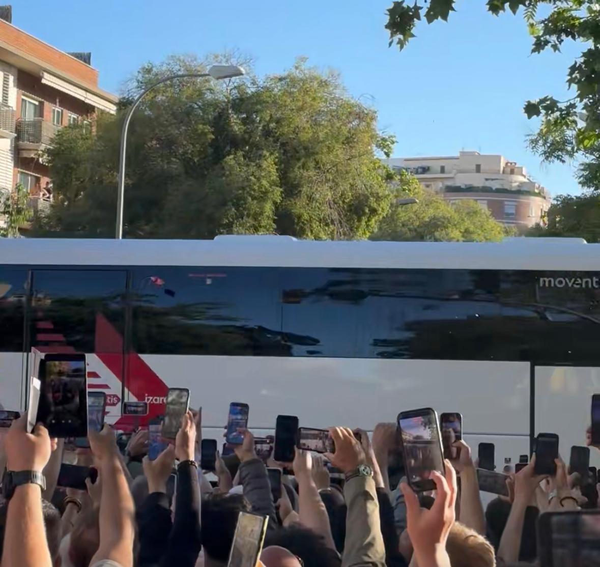 Apedrean el autob�s del Real Madrid en su llegada al Camp Nou