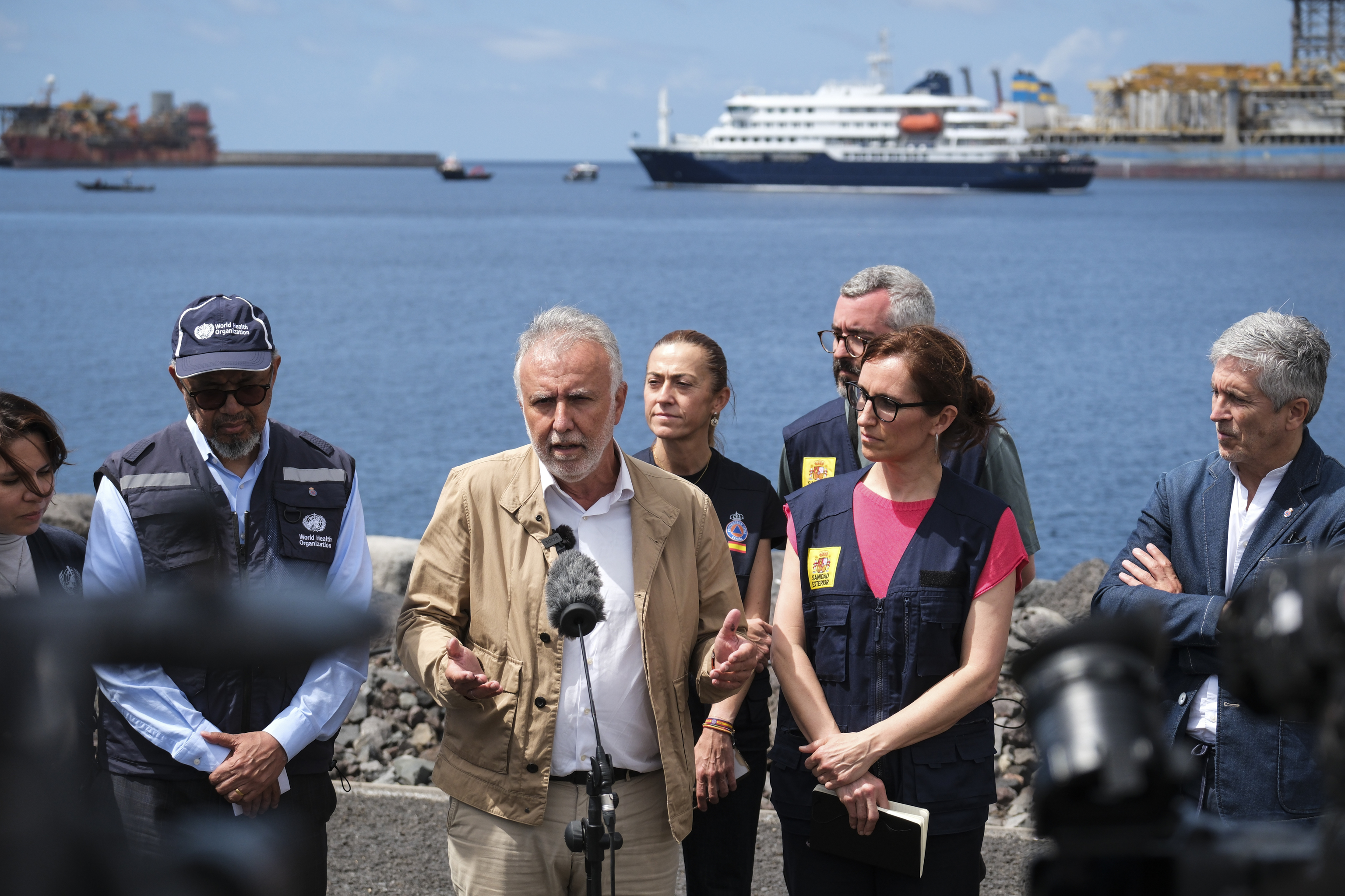 Los ministros de Sanidad, M�nica Garc�a (2d); Interior, Fernando Grande Marlaska (1d); y Pol�tica Territorial, �ngel V�ctor Torres (3i); y el director general de la Organizaci�n Mundial de la Salud, Tedros Adhanom Ghebreyesus (2i).