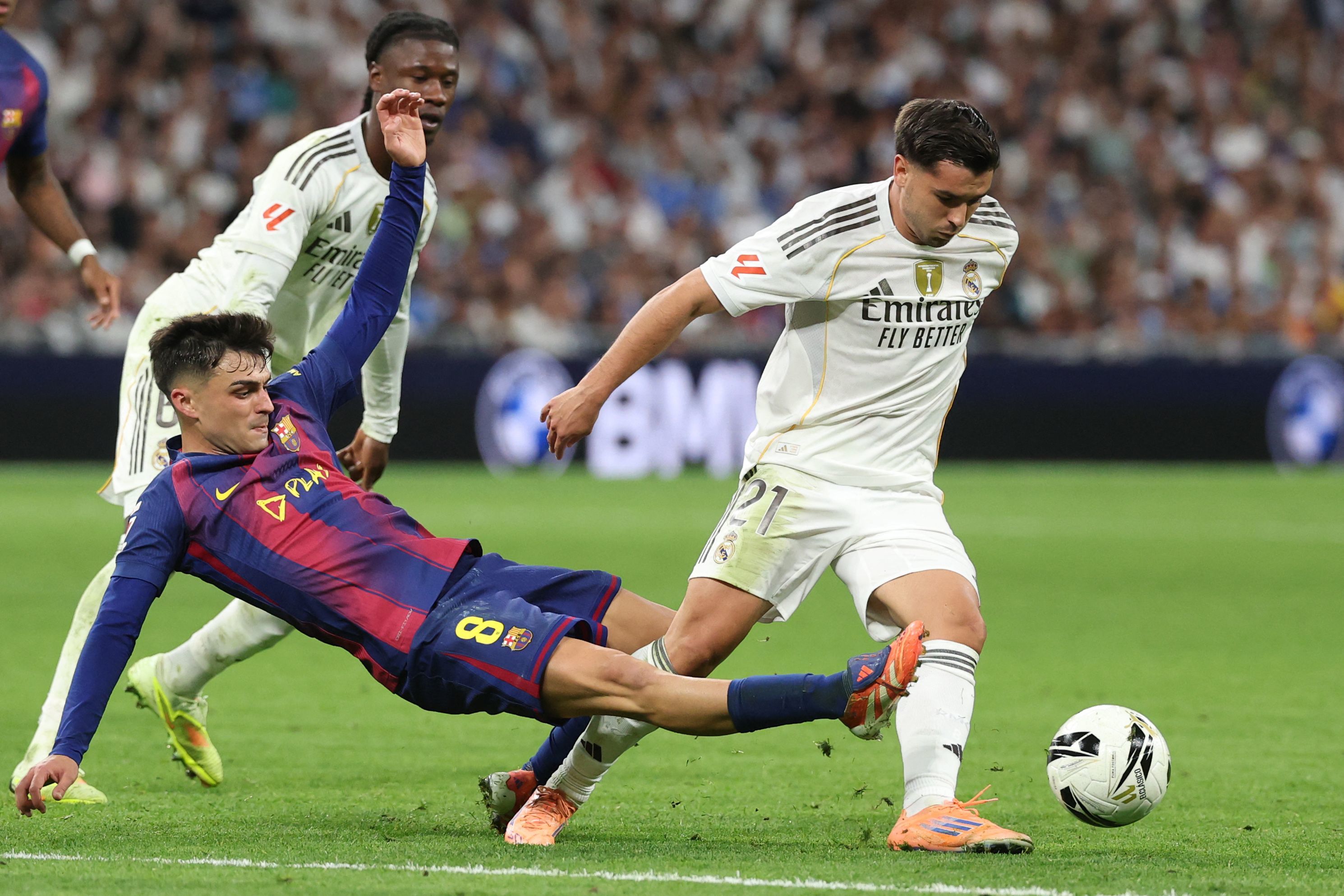 Brahim conduce un balón ante Pedri.