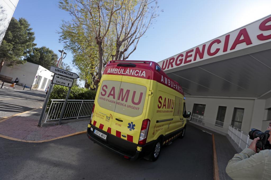 Una ambulancia en el Hospital Sant Joan de Alicante.