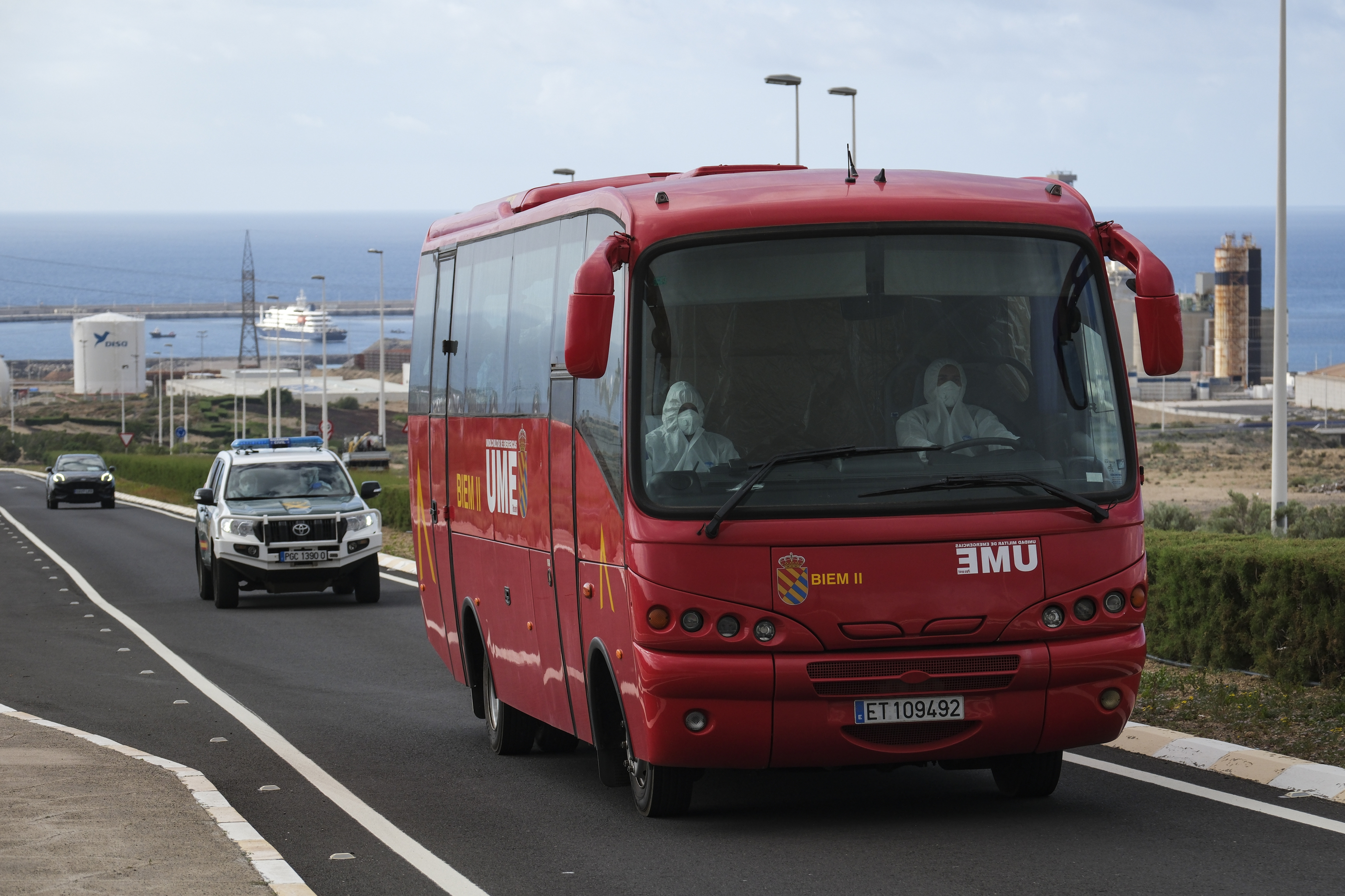 El autob�s de la Unidad Militar de Emergencia (UME) sale del puerto de Granadilla rumbo al aeropuerto de Tenerife Sur escoltado por la Guardia Civil