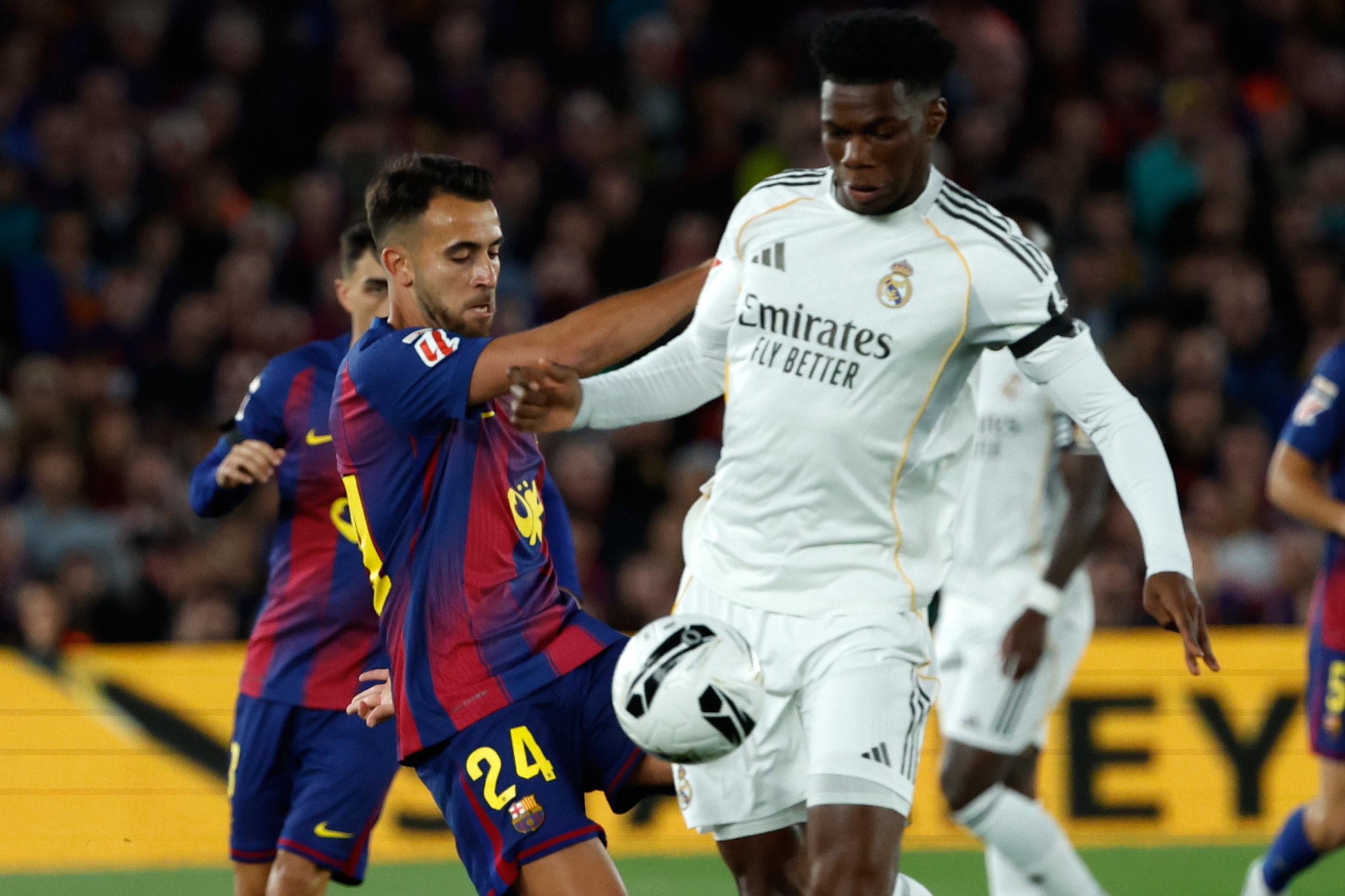 Tchouameni, con Eric Garc�a, durante el cl�sico.