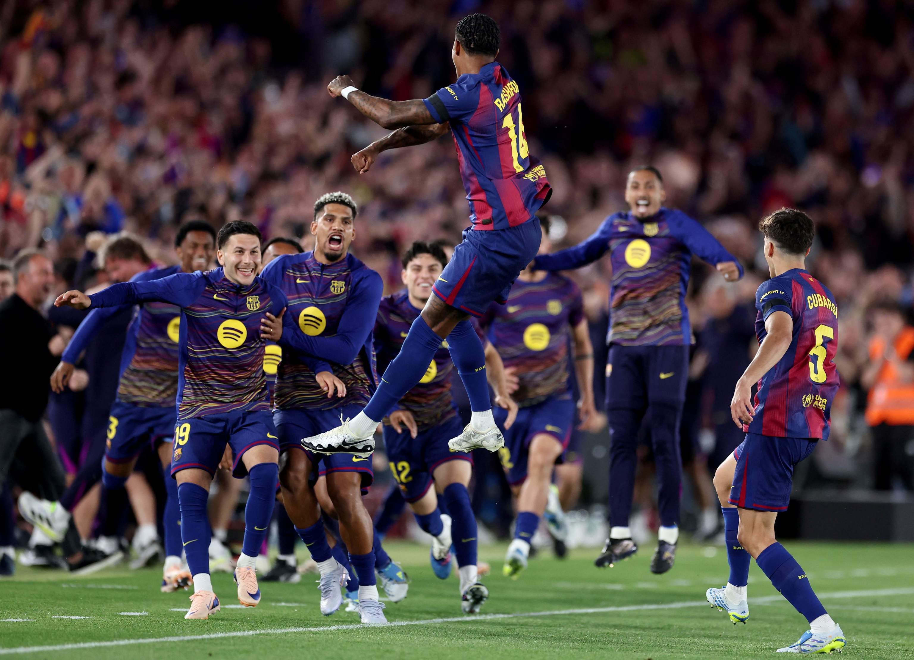 Los jugadores del Barça celebrando el gol de Marcus Rashford.