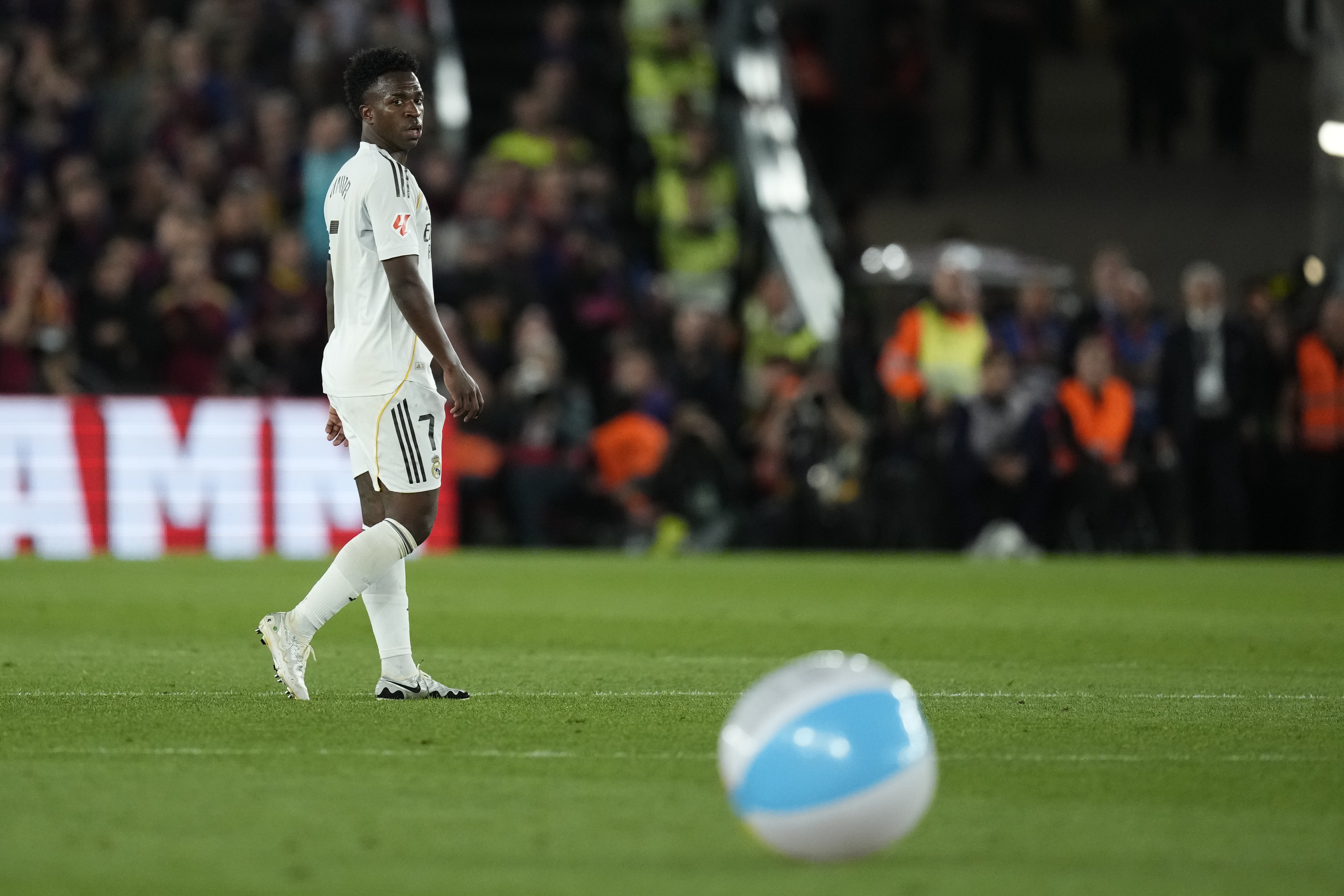 Vinicius, durante el cl�sico en el Camp Nou.