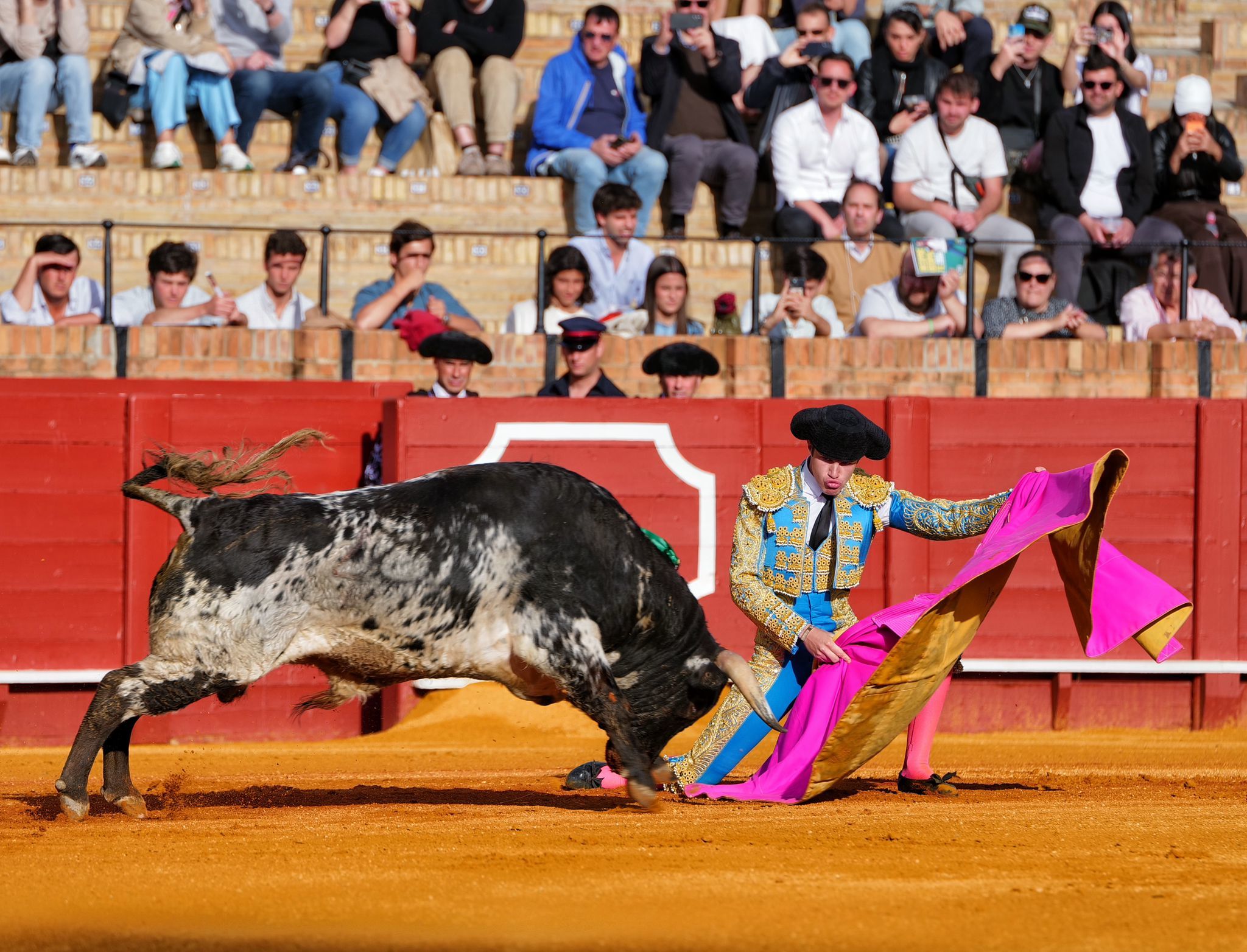 El catal�n Mario Vilau da una vuelta al ruedo en su presentaci�n en Sevilla con una buena novillada de La Cercada