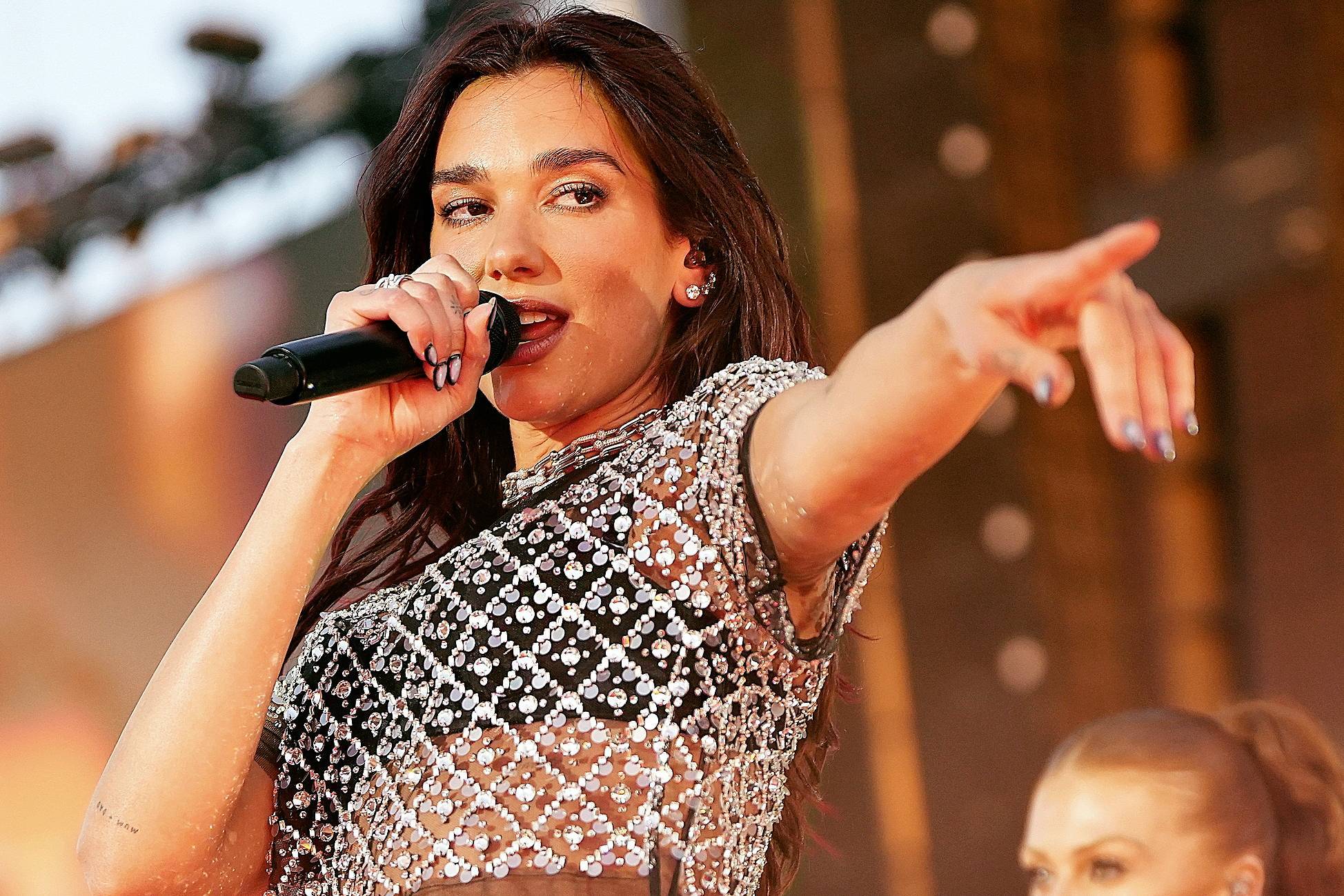 Dua Lipa durante un concierto.