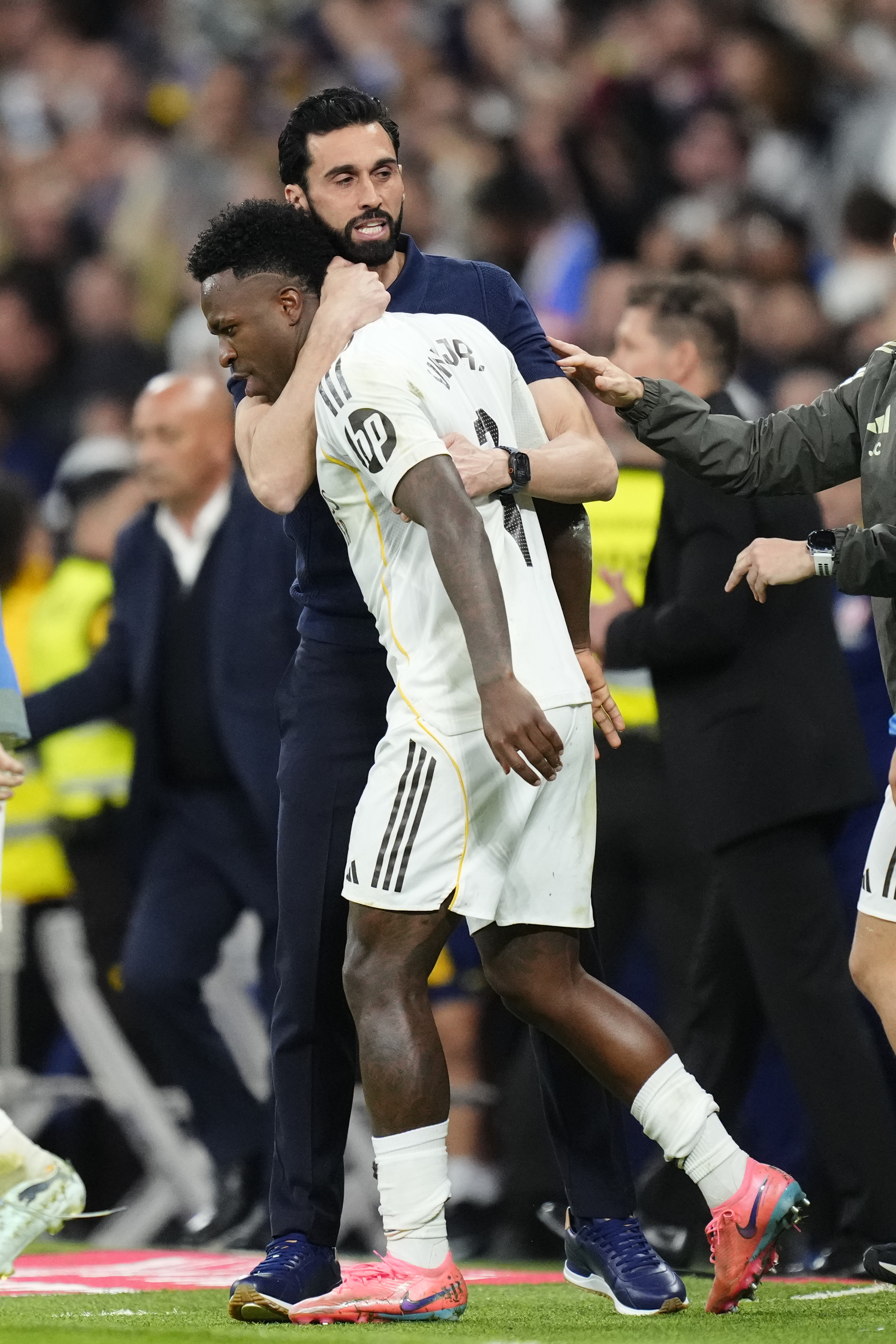 Arbeloa felicita a Vinicius durante un partido del Real Madrid.