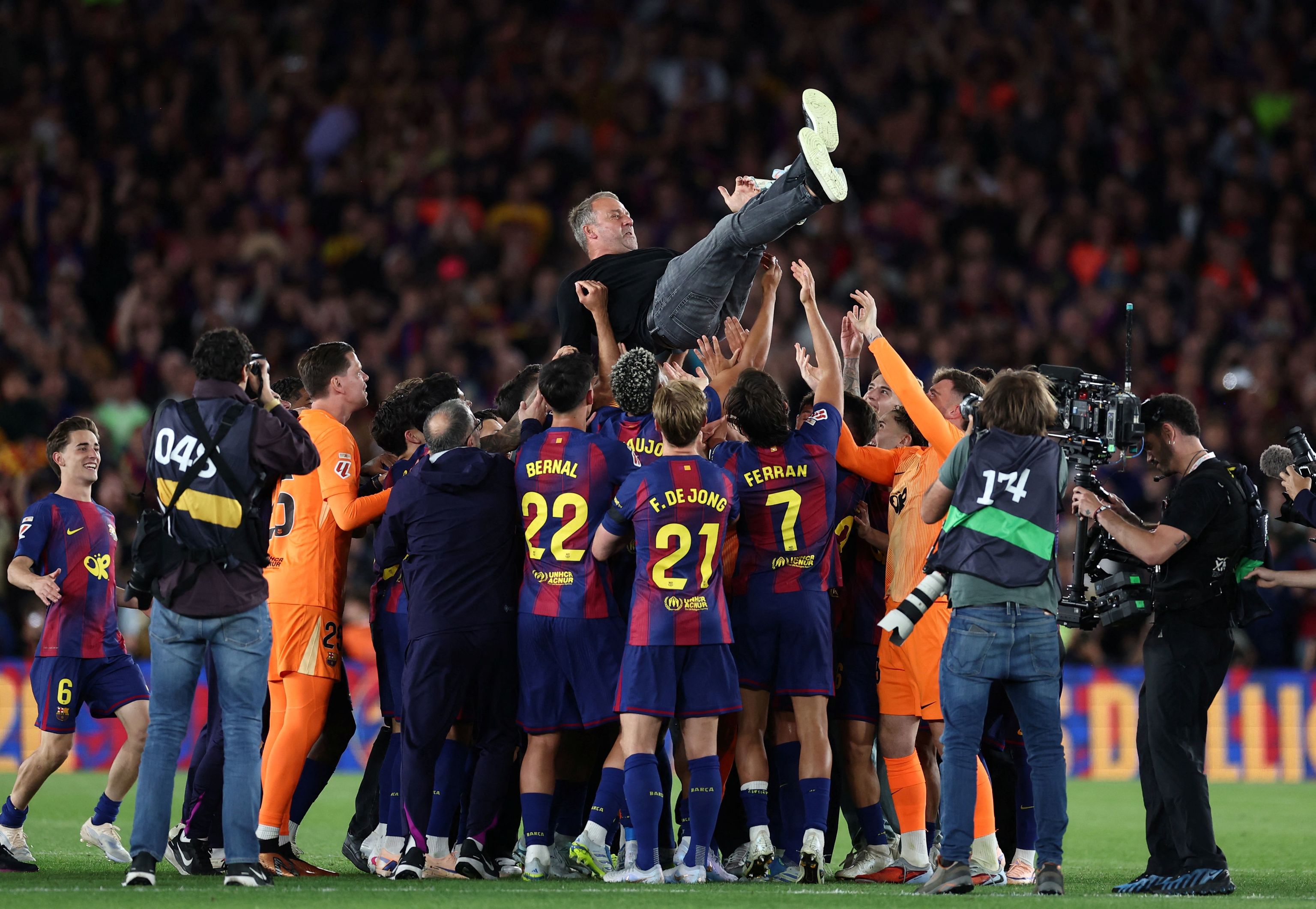 Los jugadores del Bar�a mantean a Flick tras ganar la Liga.