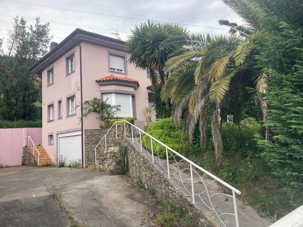 La vivienda de Toleo (Oviedo) en la que vivieron los tres menores encerrados cuatro a�os.