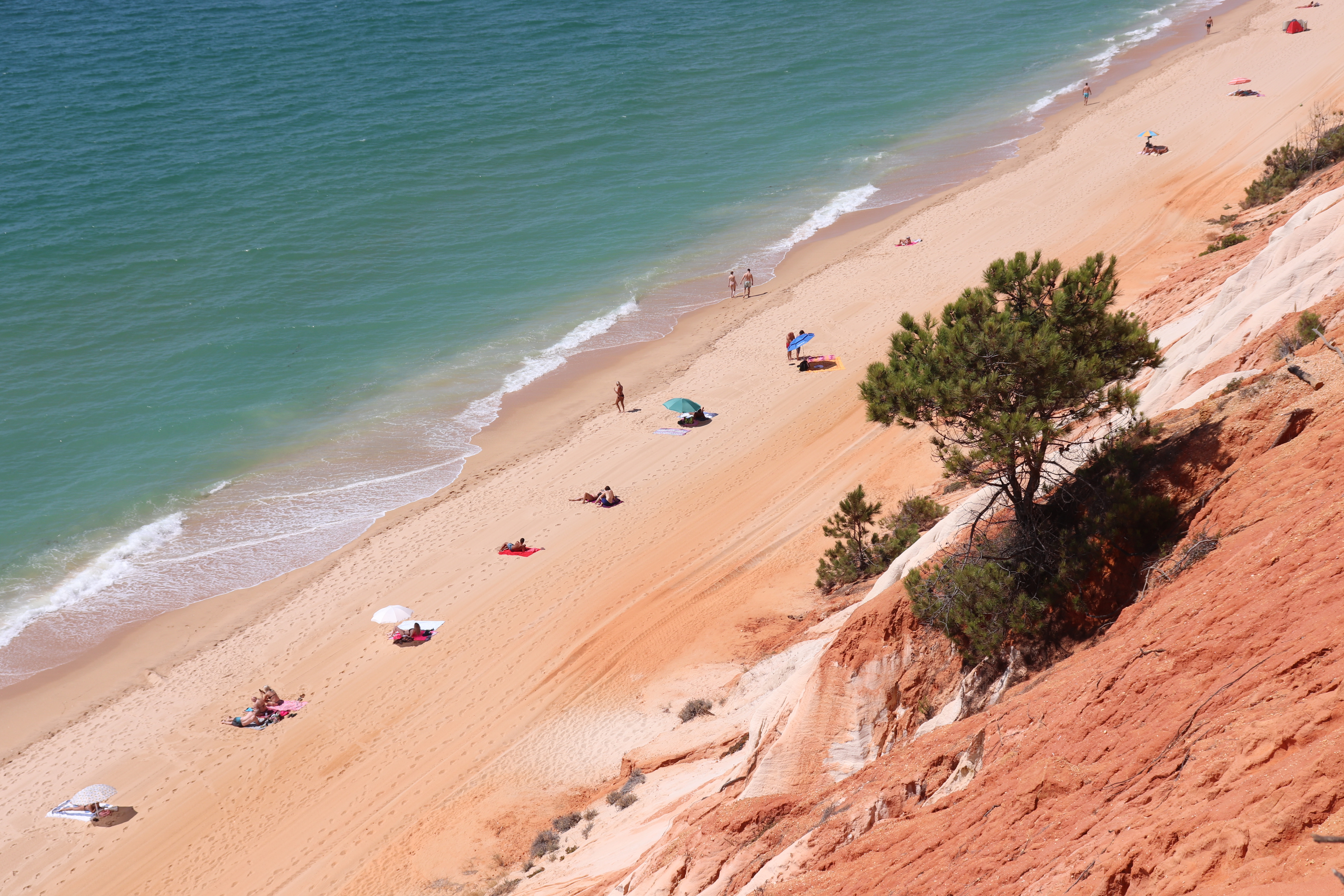 La  playa de Praia da Falesia, en el Algarve portugués, es famosa por su paisaje natural de rocas de arena roja y rocas.