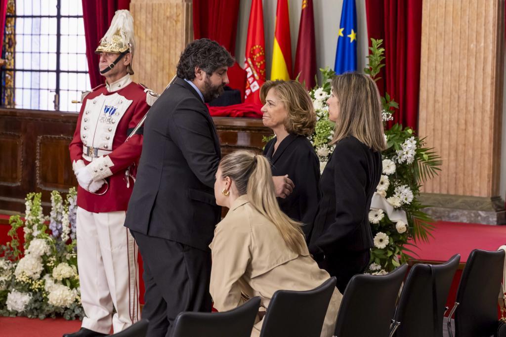 El presidente autonómico, Fernando López Miras, acompaña a la familia del alcalde de Murcia, José Ballesta, en la capilla ardiente