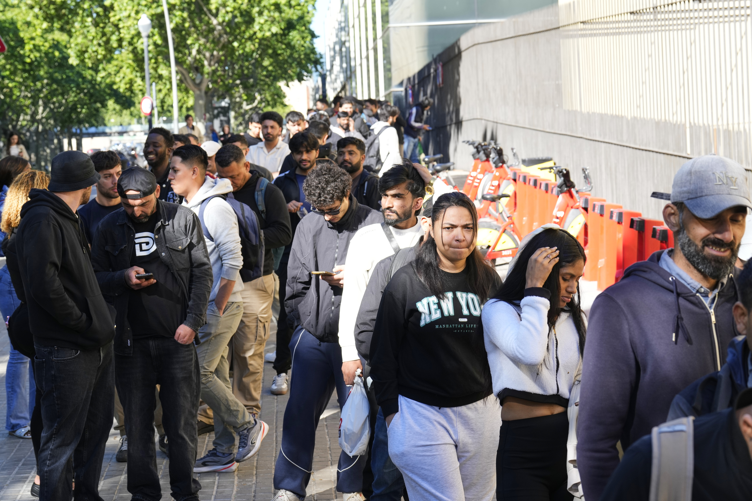 Colas en el recinto ferial de Montju�c (Barcelona) para solicitar la regularizaci�n extraordinaria.