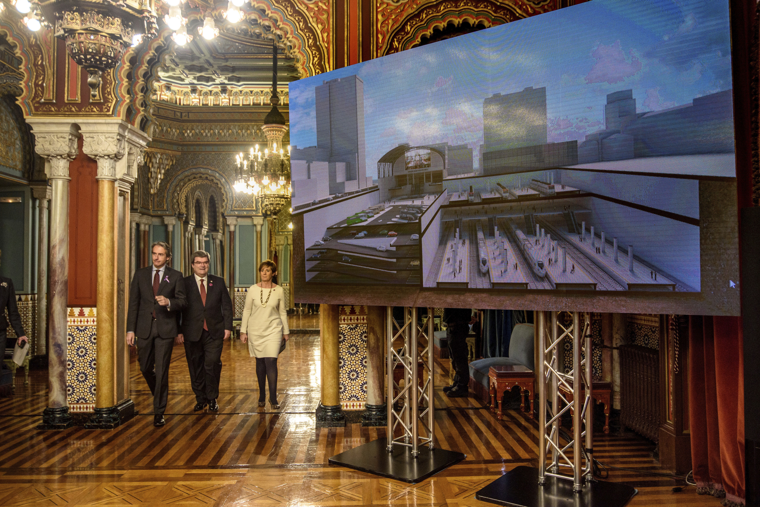 El alcalde Aburto flanqueado por el entonces ministro Iñigo De la Serna y la consejera Arantza Tapia junto a un imagen de la futura Estación de Abando.