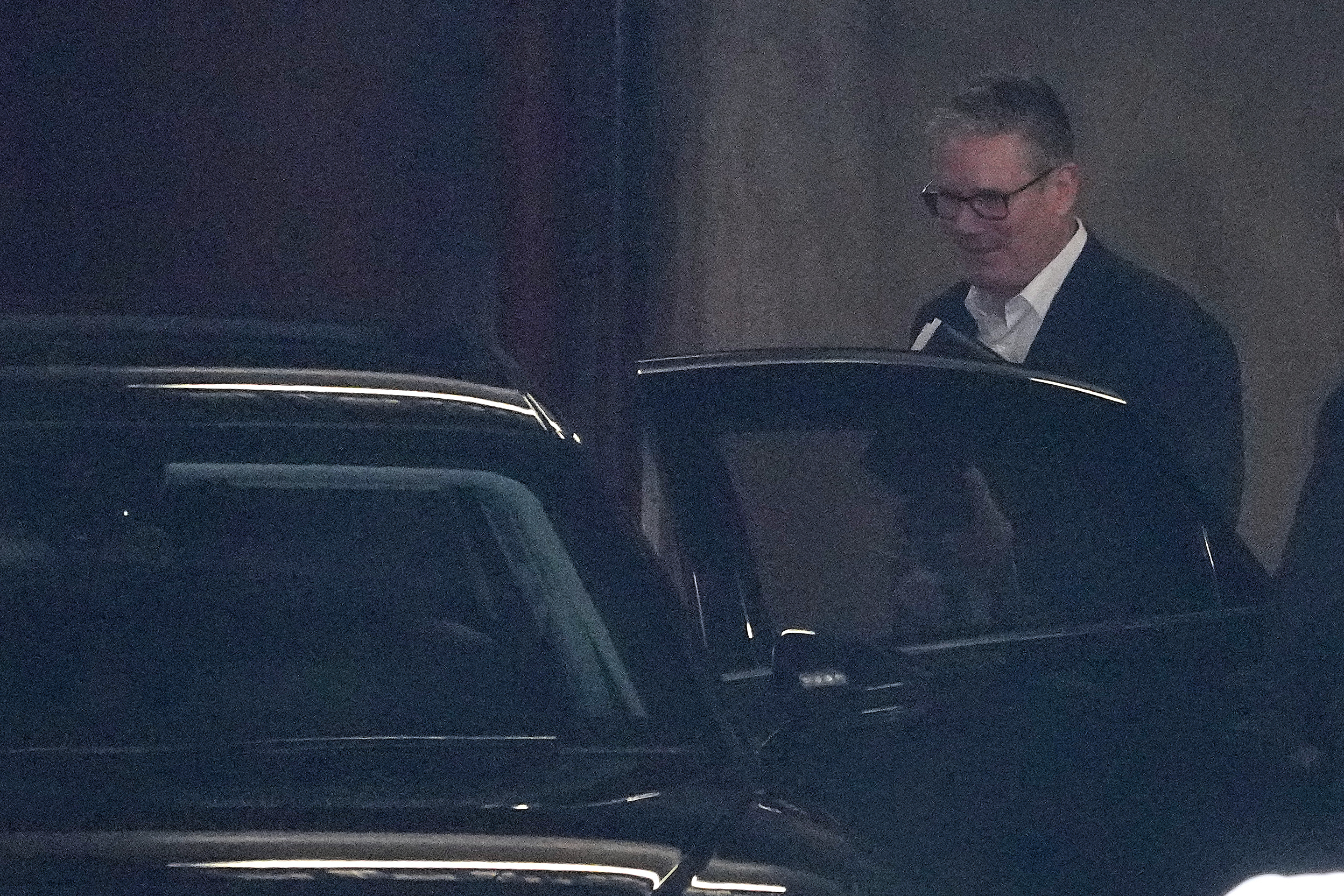 Starmer sube a su coche tras pronunciar un discurso en el Coin Street Neighbourhood Centre, en Waterloo (Londres).