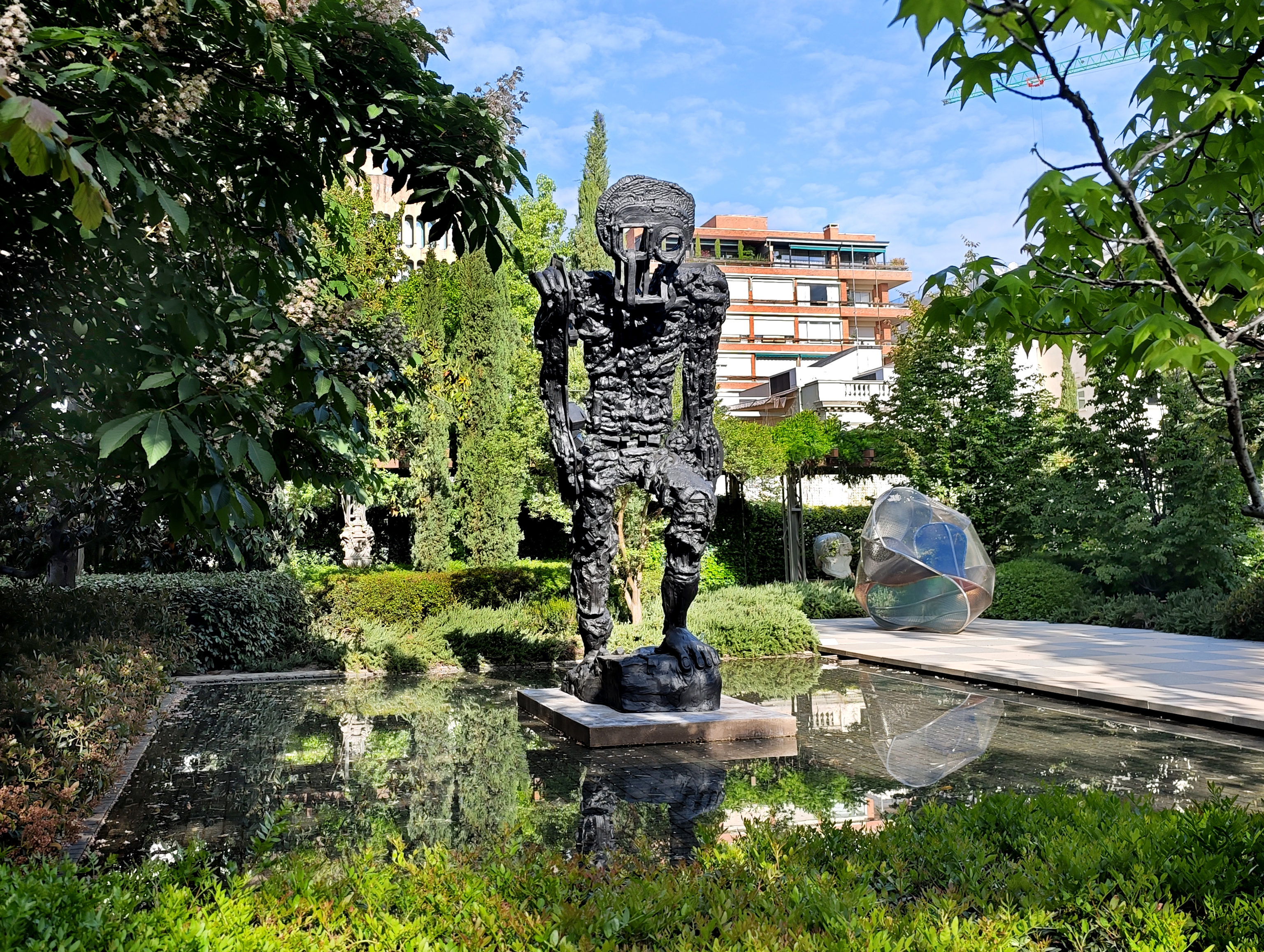 Otra de las obas del artista, en el jard�n de la fundaci�n.