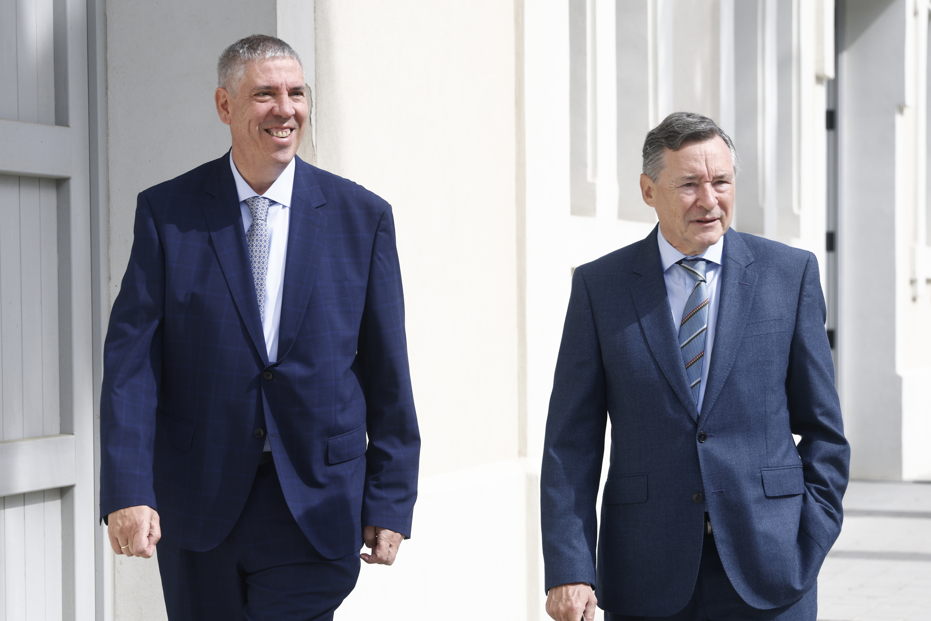 El presidente de Indra, Ángel Simón (d), y el consejero delegado, José Vicente de los Mozos (i), a su llegada al IV Encuentro del Ecosistema de la Industria Nacional de Defensa