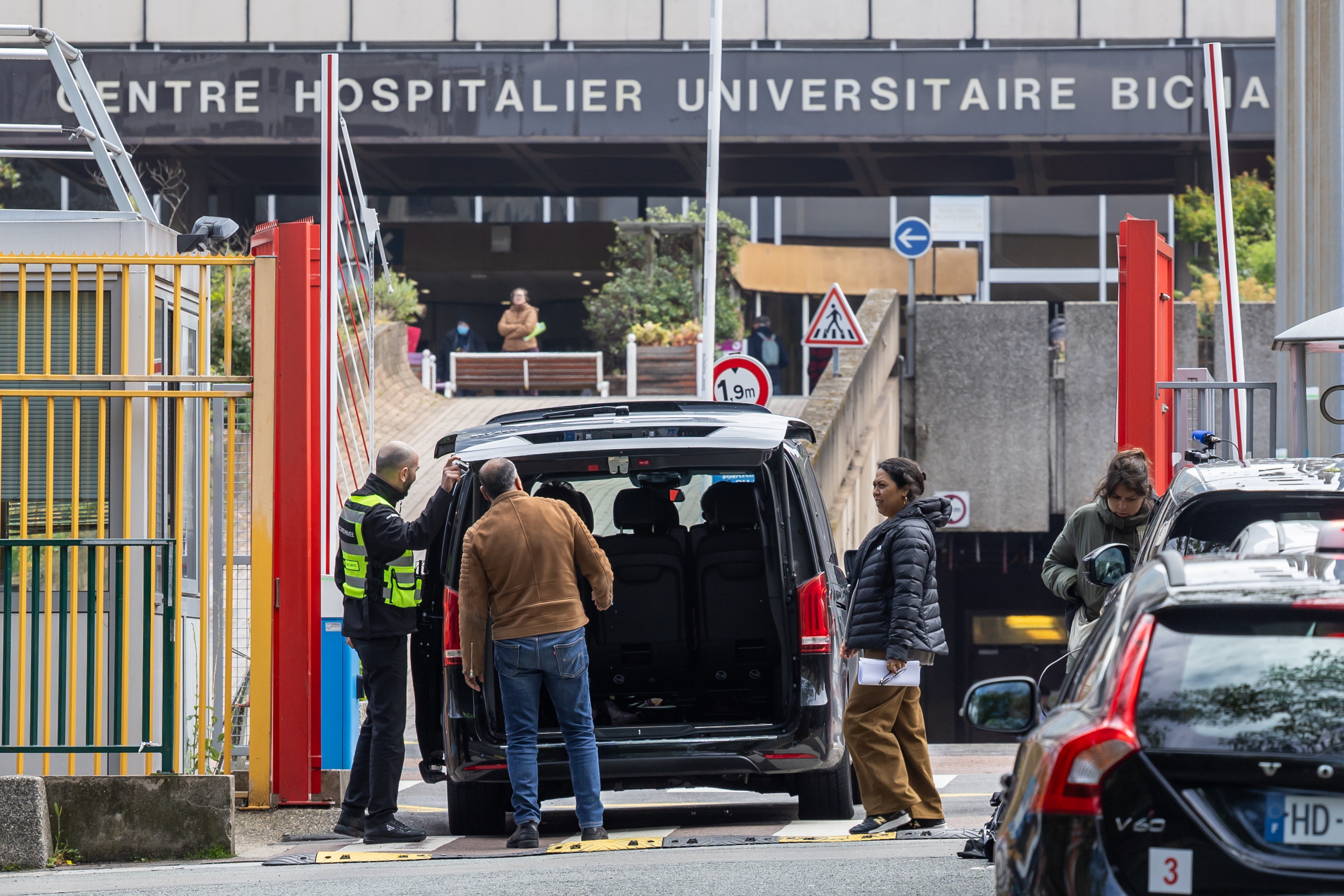 Control de seguridad en la puerta del hospital Bichat.
