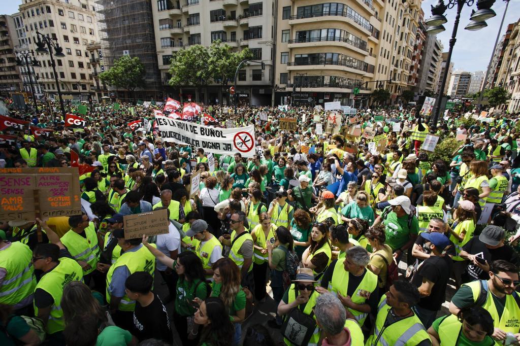 Miles de profesores, este lunes, durante una manifestación en Valencia.