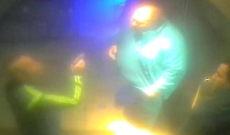 El momento en que Mozimán fue amenazado con una pistola en la cabeza; el agresor luego formaría parte de su equipo.
