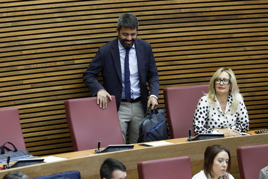 El ex presidente Carlos Mazón, en su escaño de las Cortes Valencianas.