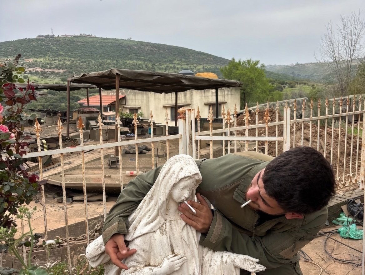 Imagen viral del soldado poniendo un cigarrillo en la boca de la imagen de la Virgen.