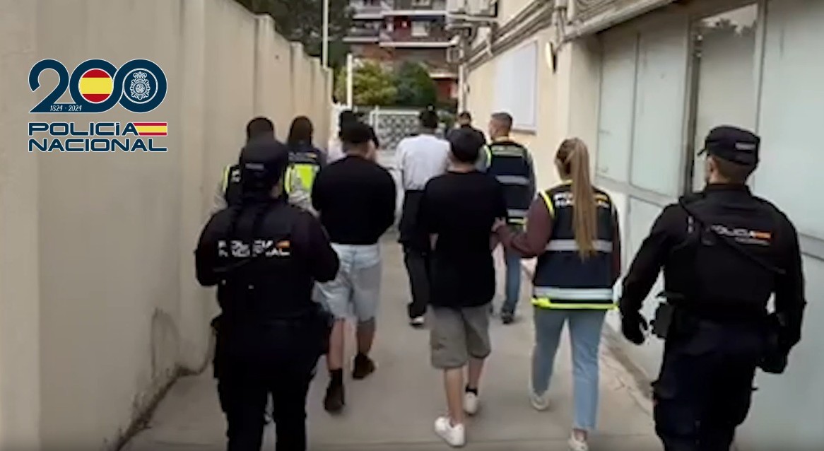 La Polic�a custodiando a algunos de los arrestados.