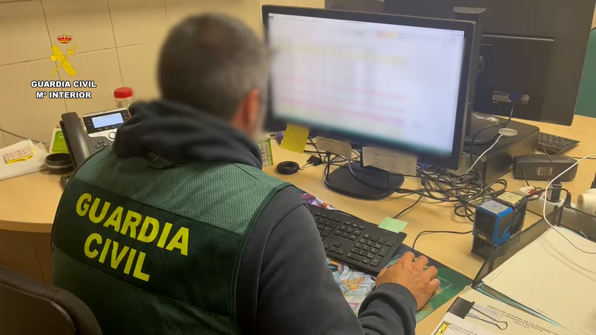 Un guardia civil investigando la trama.