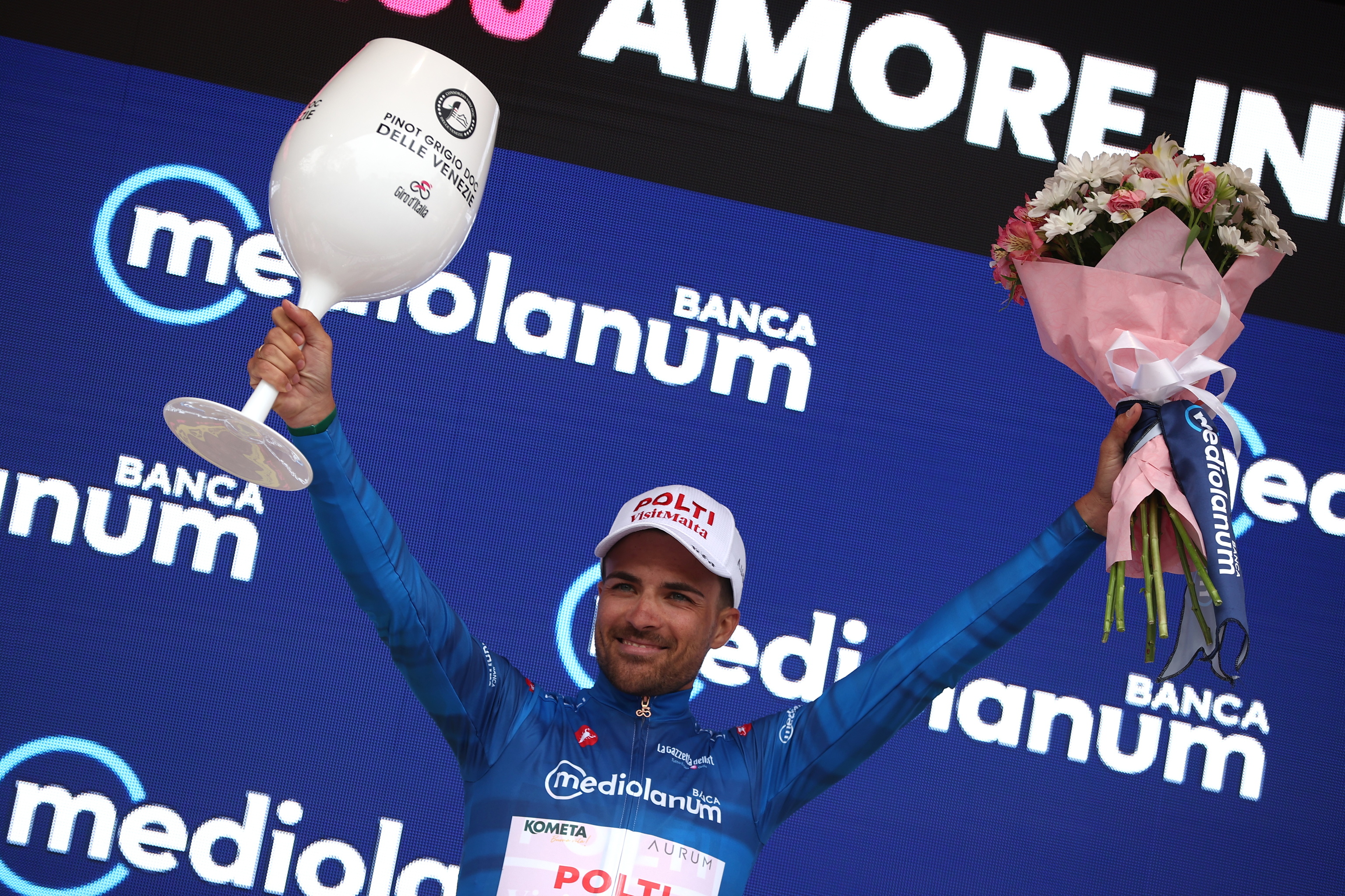 Sevilla, en el podio del Giro, con la 'maglia' de l�der la Monta�a.