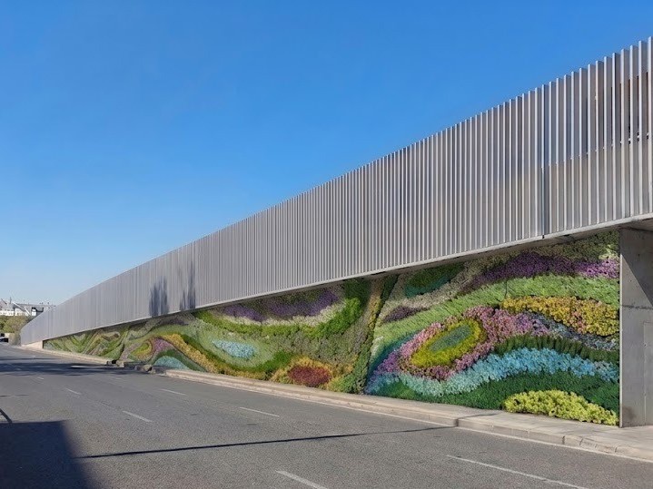 Recreaci�n del jard�n vertical en el puente de Vallecas.