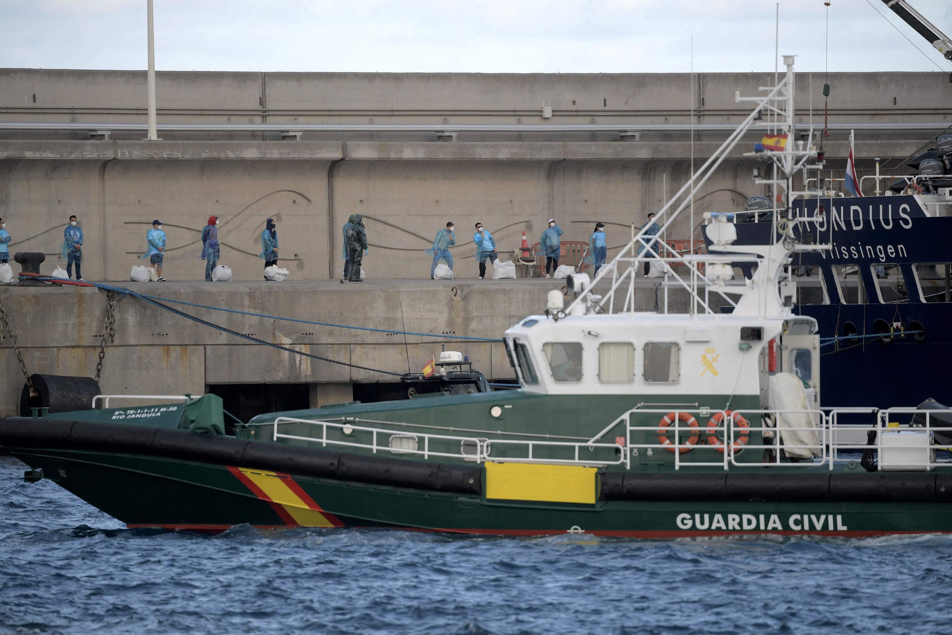 Personas desembarcando el crucero MV Hondius.