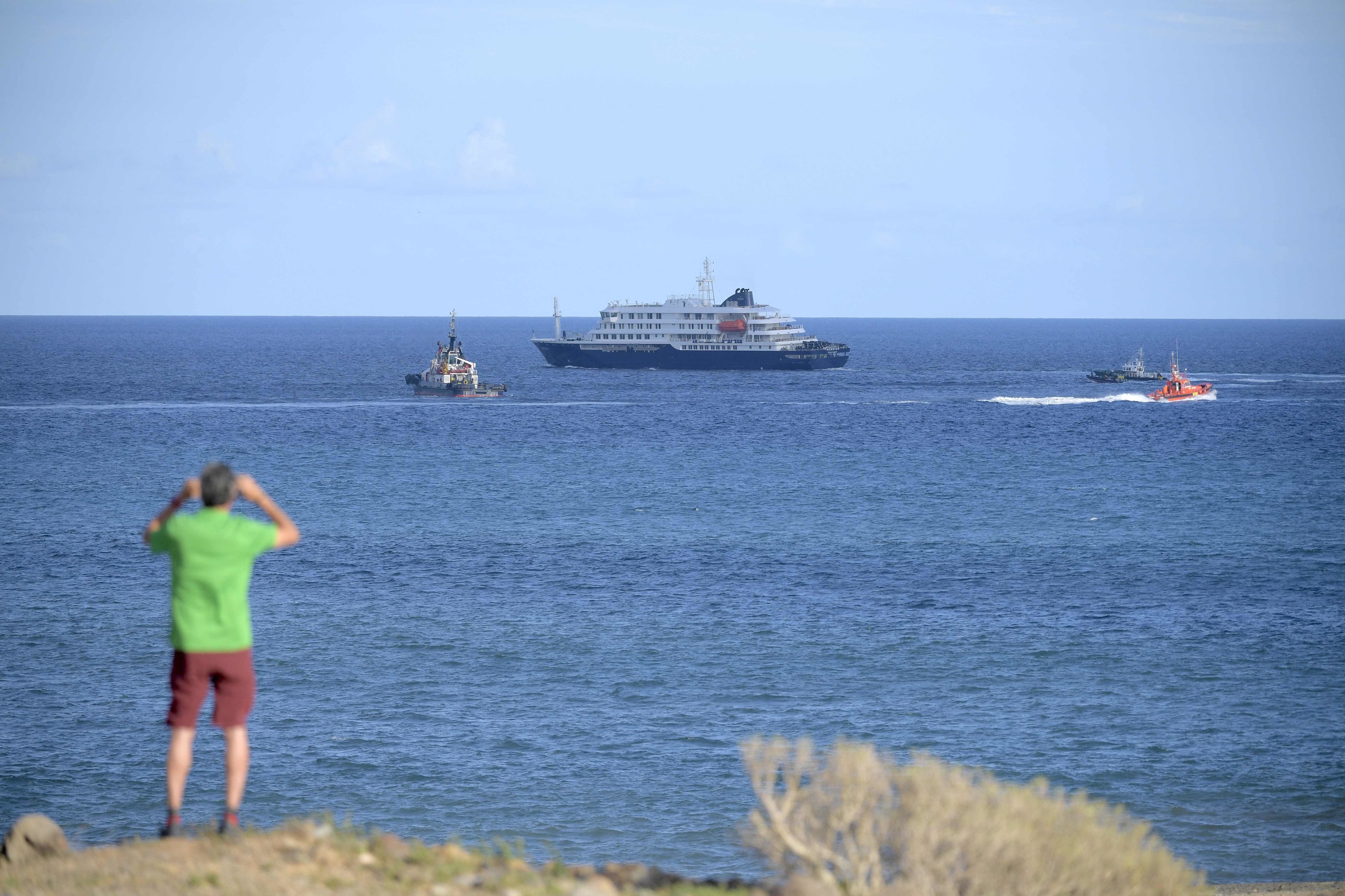 El crucero MV Hondius zarpa del puerto de Granadilla de Abona.