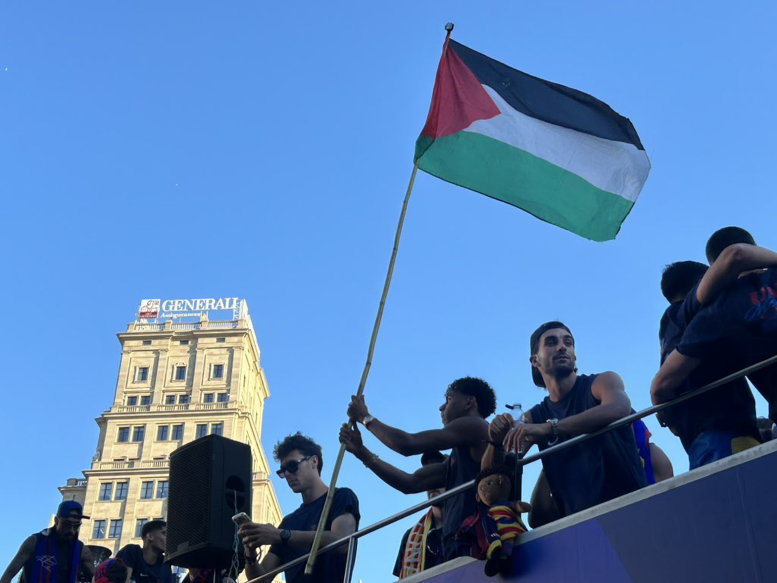 Lamine Yamal, con una bandera de Palestina.