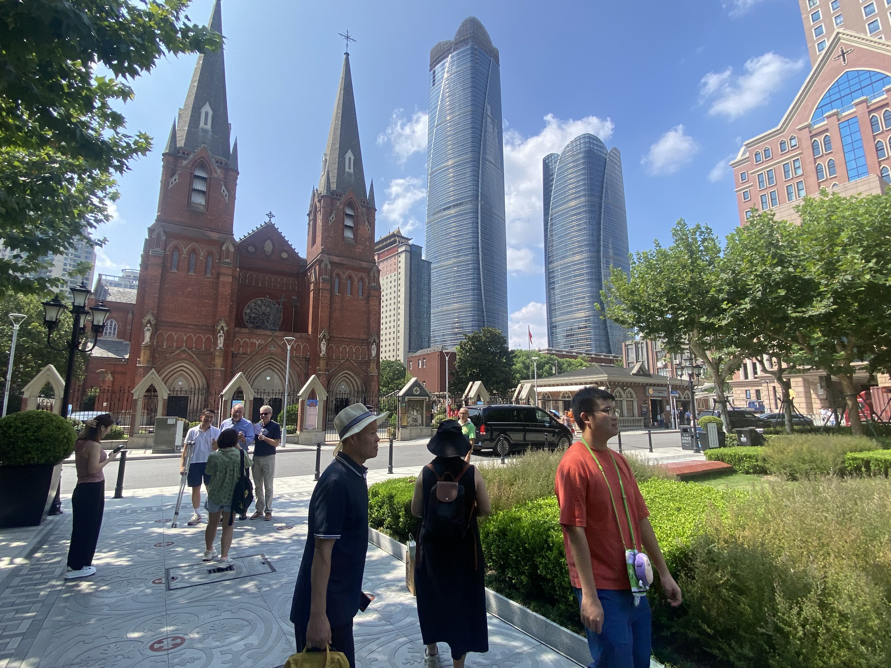 Iglesias de la época colonial junto a rascacielos modernos en Shanghai.