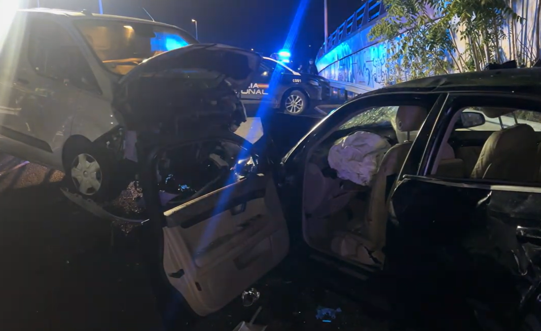 Estado en el que han quedado los dos coches tras el impacto.