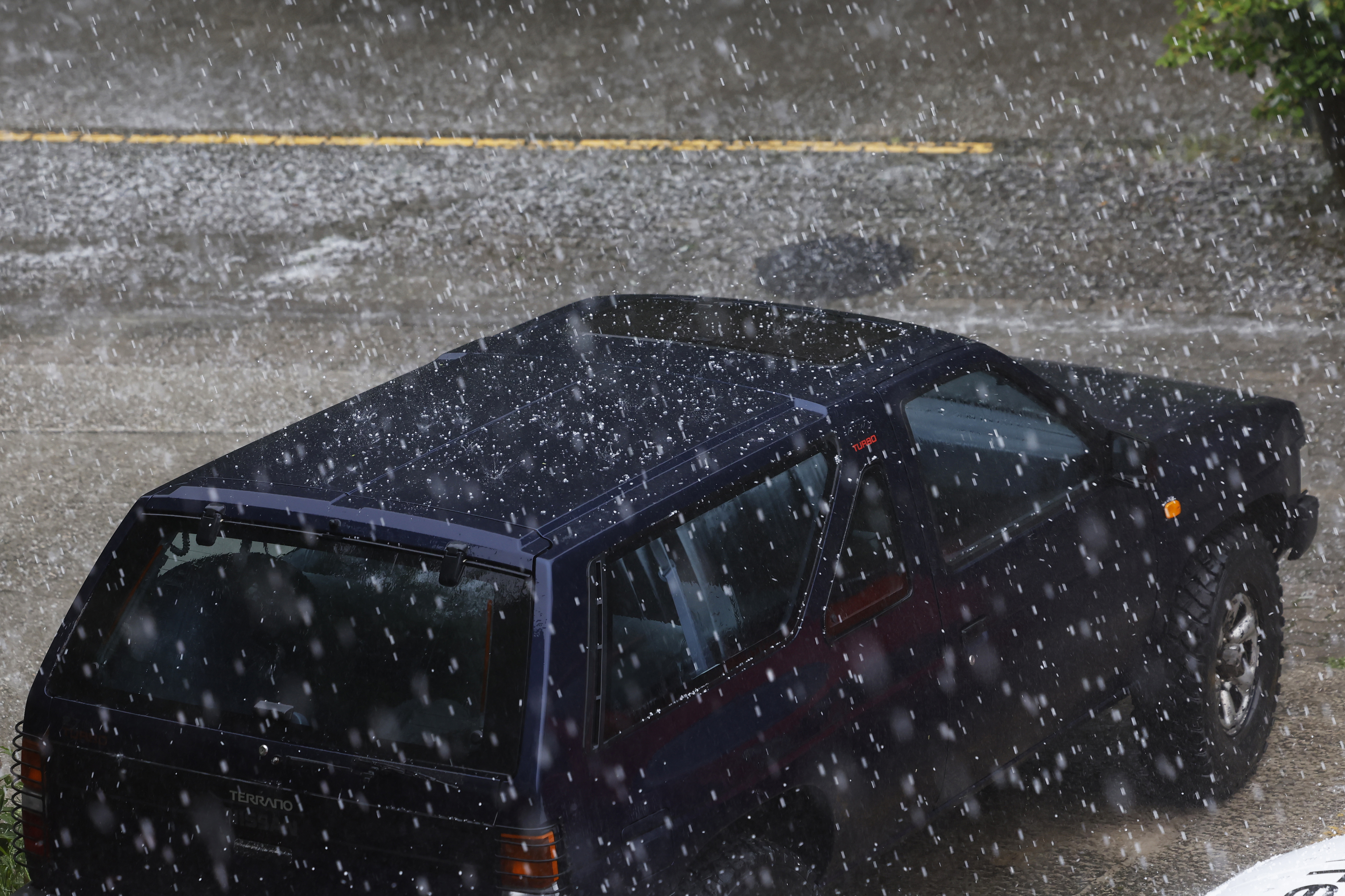 Una fuerte tormenta de agua y granizo sobre Pamplona este lunes.