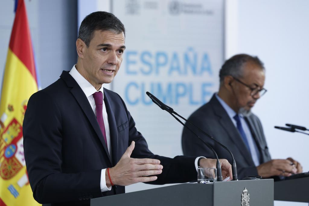 Pedro S�nchez, junto al director general de la OMS, Tedros Adhanom, este martes, en rueda de prensa en La Moncloa.