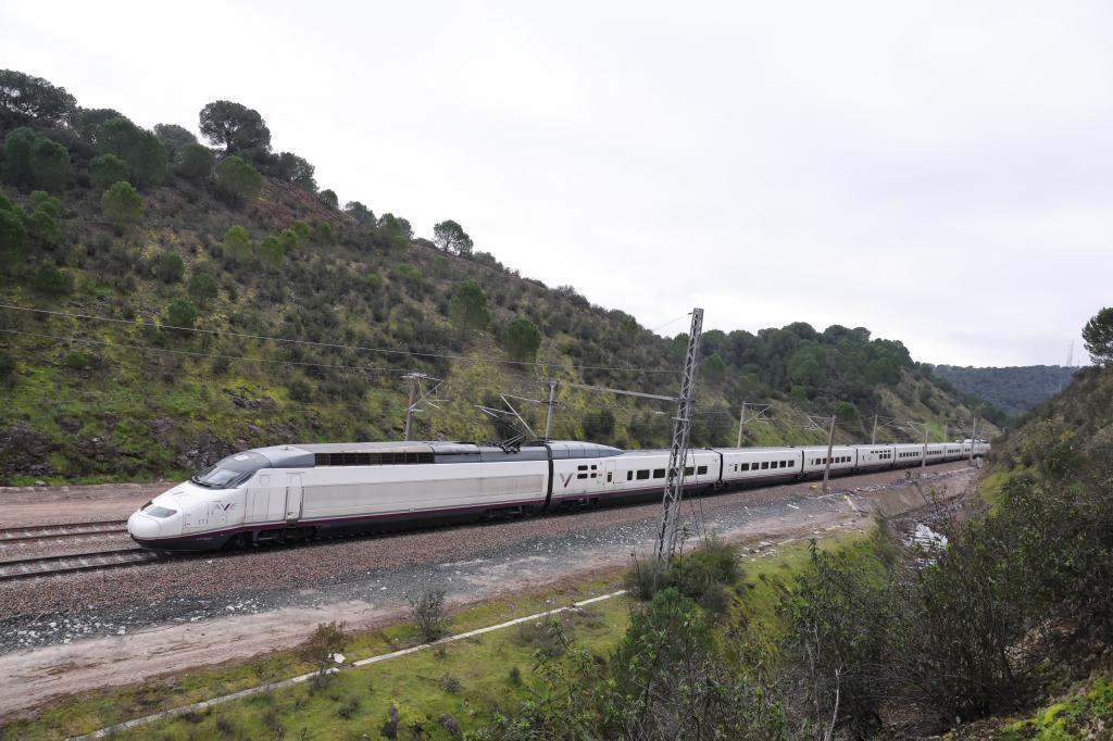 Los primeros trenes en el punto del accidente de Adamuz