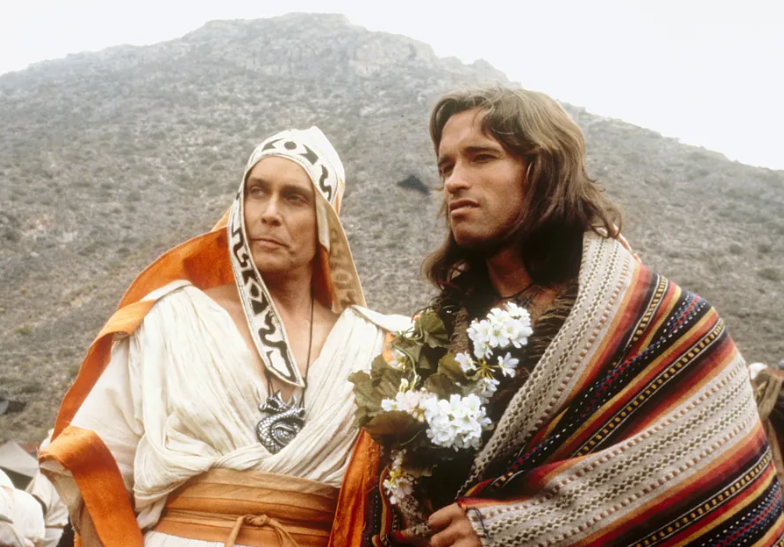 Taylor, junto a Arnold Schwarzenegger en 'Conan el Bárbaro' (John Milius, 1982).