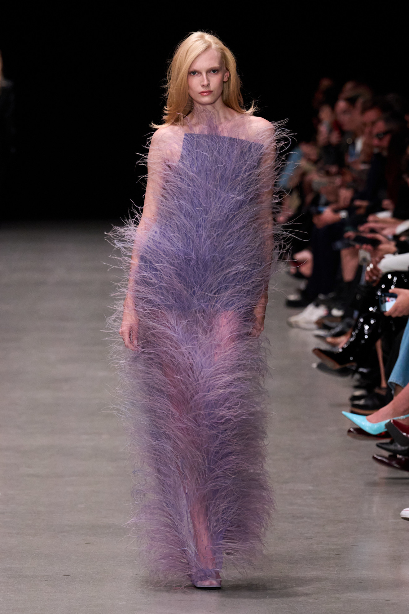 En el desfile de Stella McCartney tambi�n se present� FEVVERS, una alternativa vegetal a las plumas, ligera, superpuesta y con movimiento.