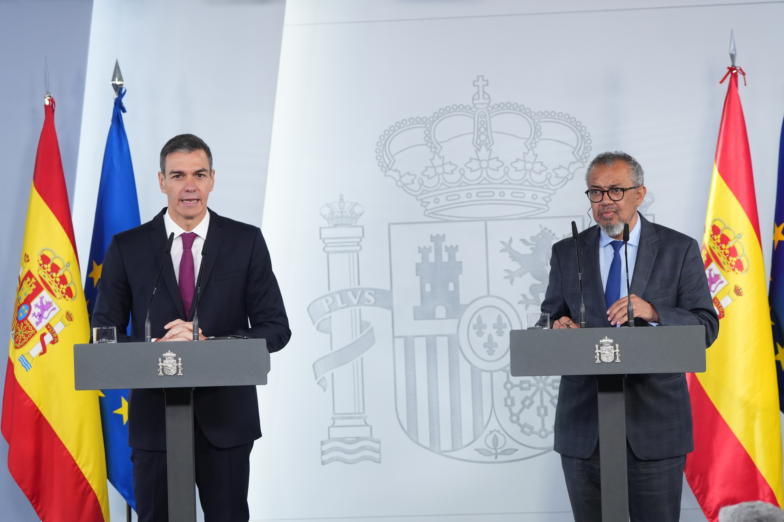Pedro S�nchez, junto al director general de la Organizaci�n Mundial de la Salud Tedros Adhanom, durante la rueda de prensa en La Moncloa.