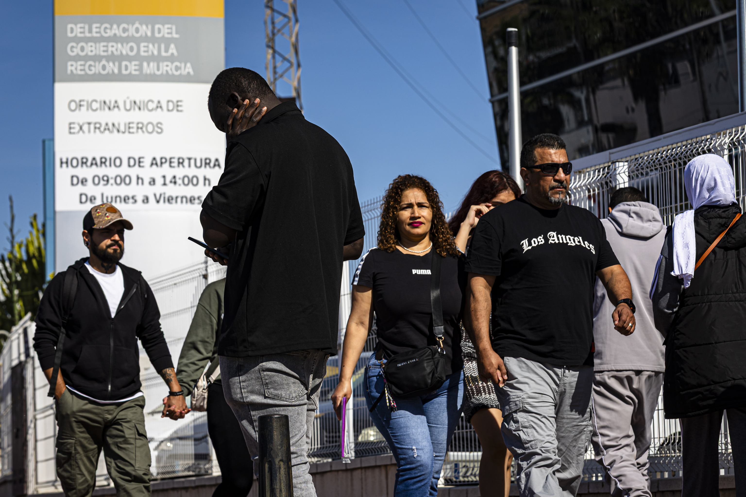 Varios inmigrantes acuden a las oficinas de Extranjer�a en Murcia.