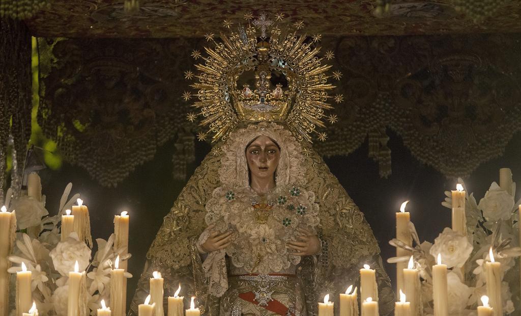 La Virgen Macarena, bajo palio, durante la Madrug� en Sevilla.