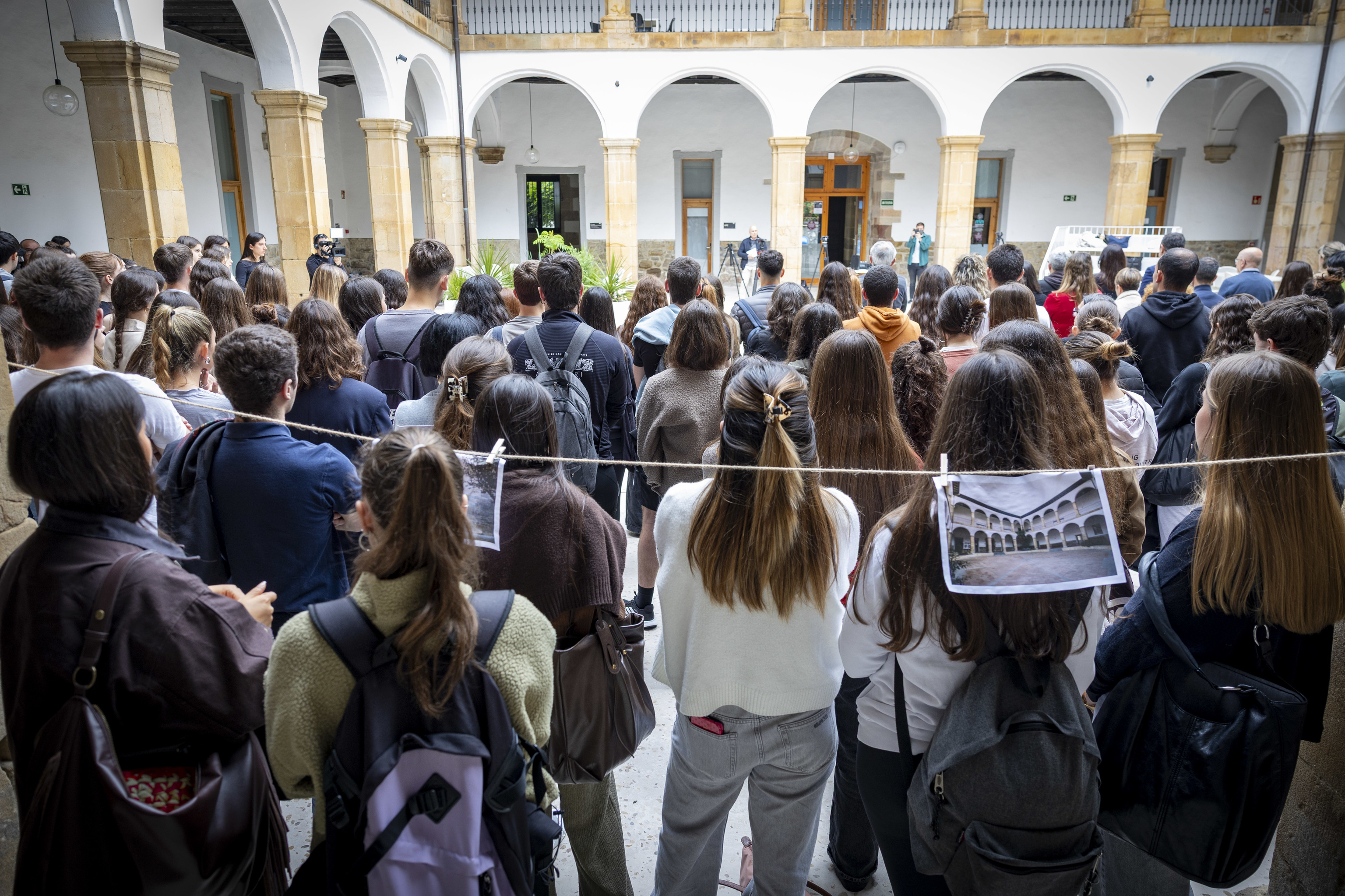 Una concentraci�n en la Universidad de Mondrag�n en se�al repulsa por una agresi�n sexual a una joven en una residencia de estudiantes en Arrasate.