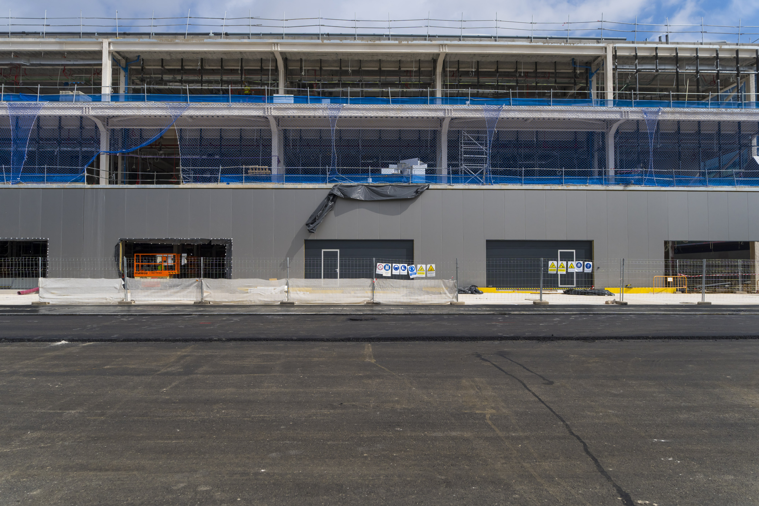 Estado de las obras de los boxes, en los nuevos edificios junto a la entrada principal de Ifema.