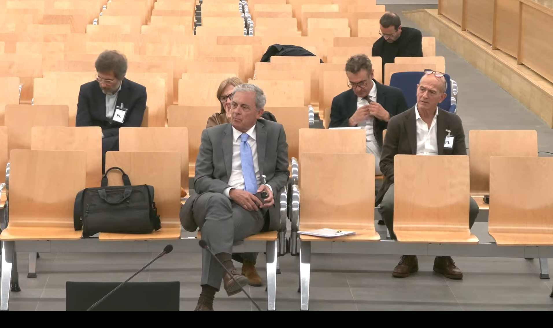 Jordi Pujol Ferrusola y otros miembros de la familia Pujol escuchan el informe del fiscal.